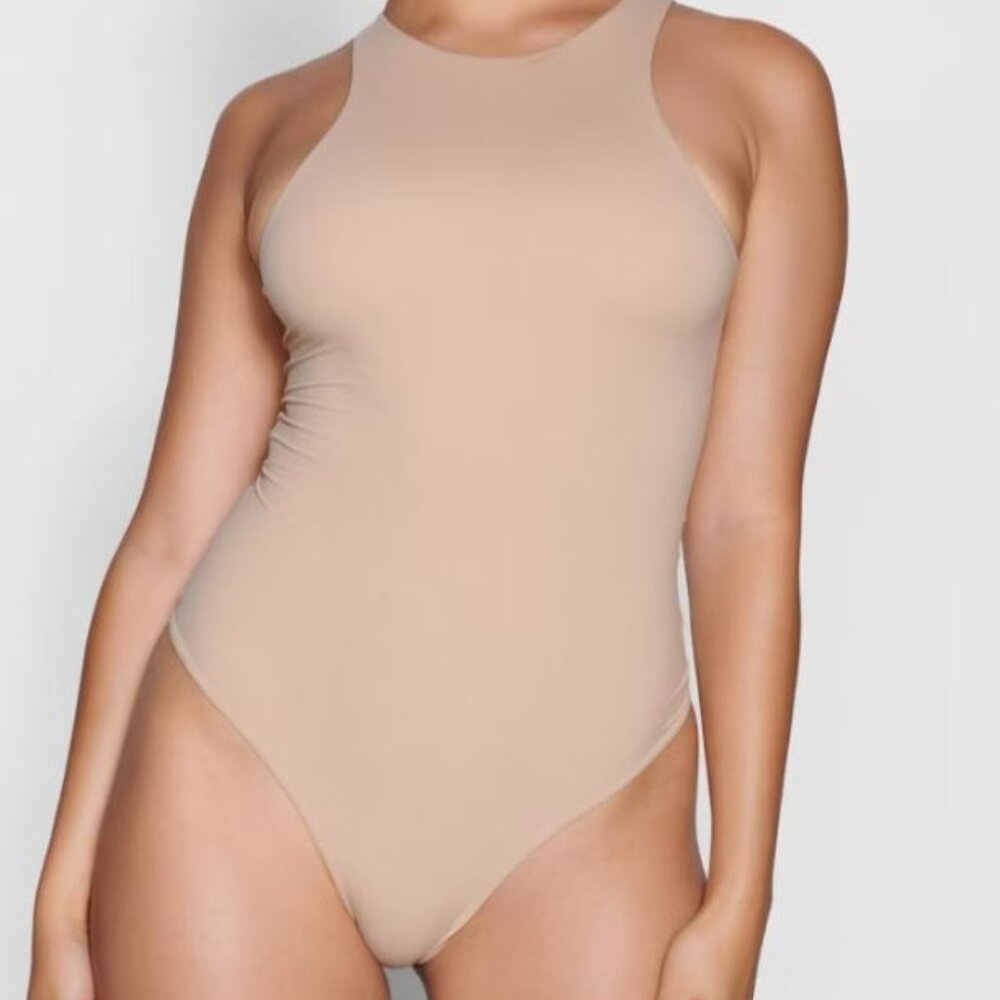 SKIMS - FITS EVERYBODY HIGH NECK BODYSUIT | SAND